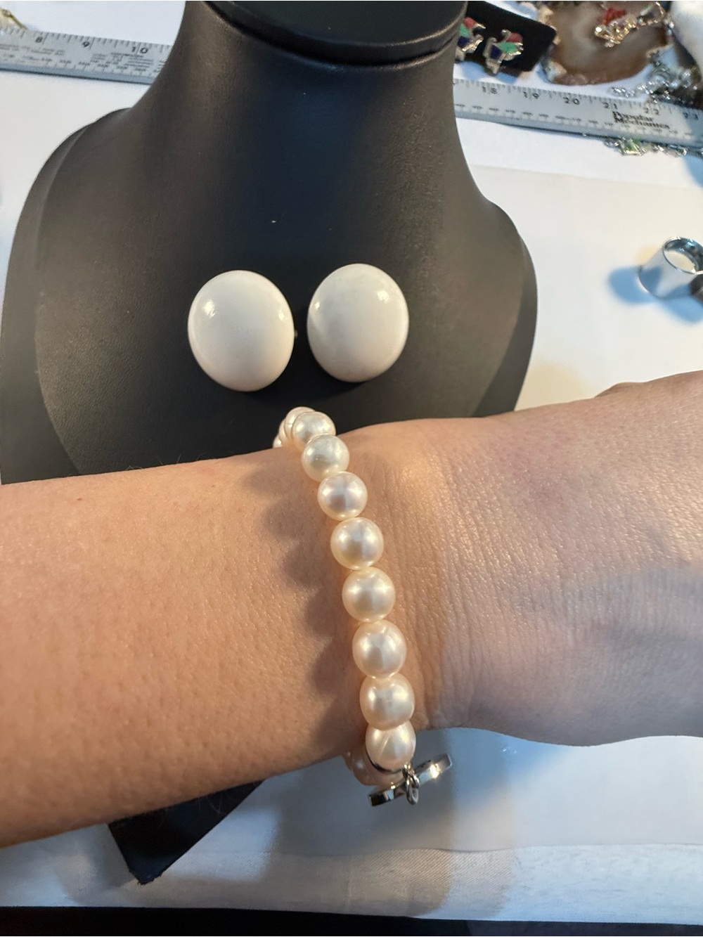 Classic White Pearl Stretch Bracelet - Timeless choice with clip earrings Guc